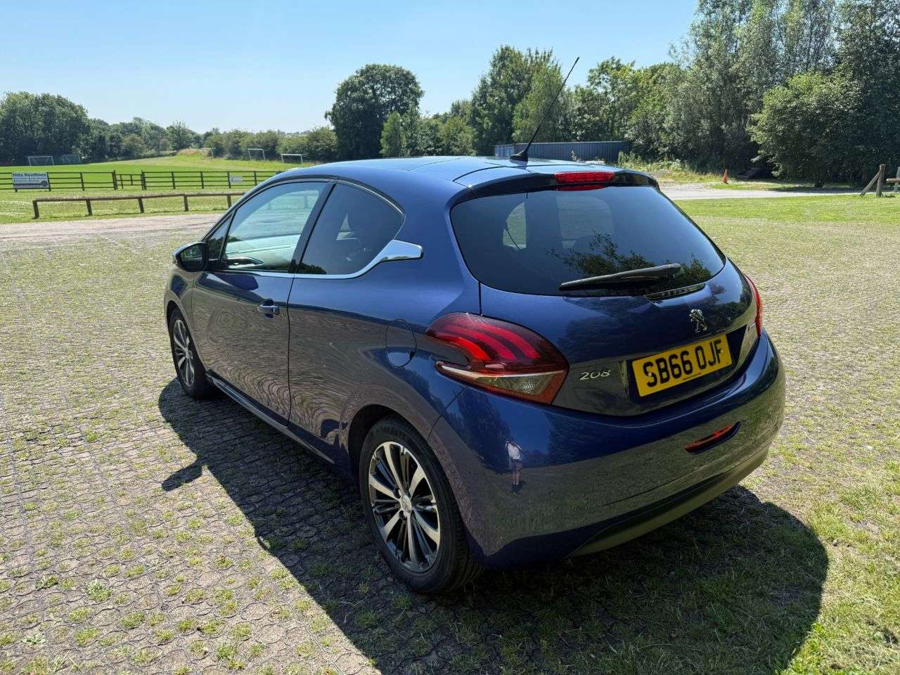 A 2016 PEUGEOT 208 1.2 PureTech Allure Hatchback 3dr Petrol Manual Euro 6 (82 ps) A 2016 PEUGEOT 208 1.2 PureTech Allure Hatchback 3dr Petrol Manual Euro 6 (82 ps)
