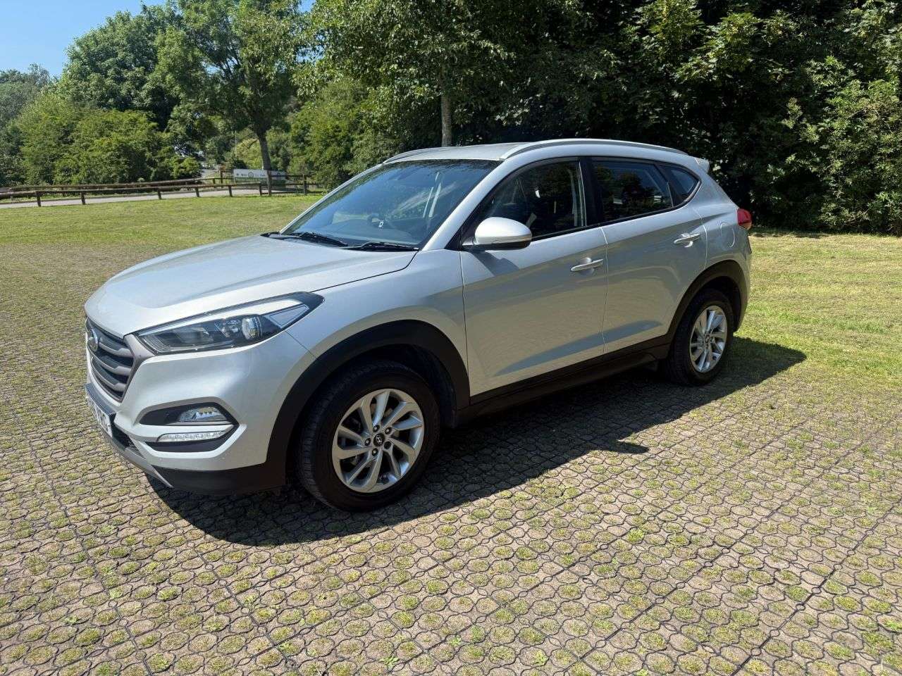 A 2016 HYUNDAI TUCSON 1.6 GDi Blue Drive SE SUV 5dr Petrol Manual Euro 6 (s/s) (132 ps) A 2016 HYUNDAI TUCSON 1.6 GDi Blue Drive SE SUV 5dr Petrol Manual Euro 6 (s/s) (132 ps)