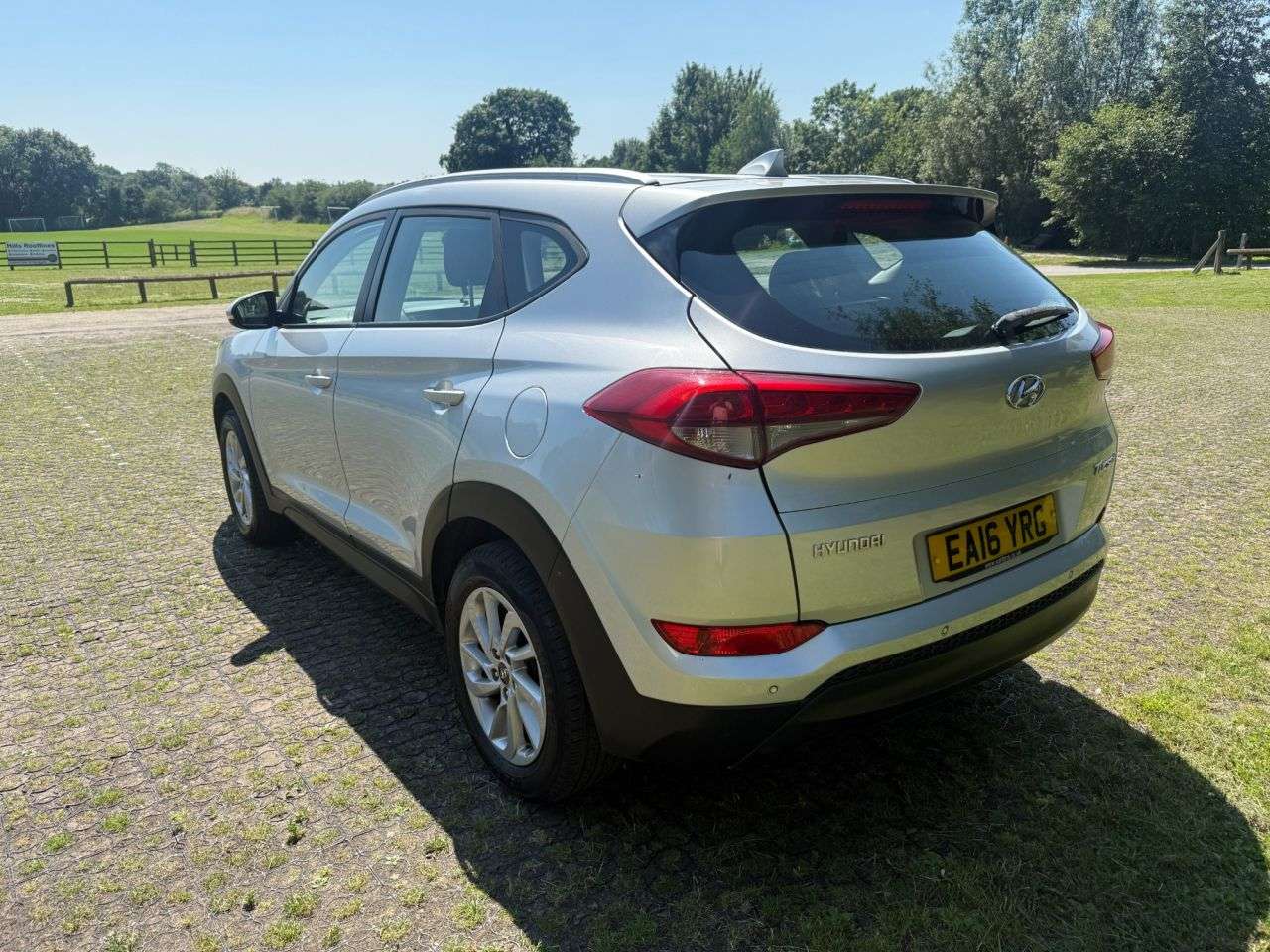 A 2016 HYUNDAI TUCSON 1.6 GDi Blue Drive SE SUV 5dr Petrol Manual Euro 6 (s/s) (132 ps) A 2016 HYUNDAI TUCSON 1.6 GDi Blue Drive SE SUV 5dr Petrol Manual Euro 6 (s/s) (132 ps)