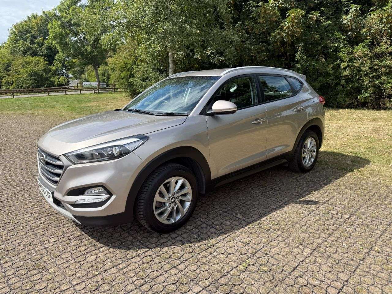 A 2016 HYUNDAI TUCSON 1.7 CRDi Blue Drive SE Nav SUV 5dr Diesel Manual Euro 6 (s/s) (116 ps) A 2016 HYUNDAI TUCSON 1.7 CRDi Blue Drive SE Nav SUV 5dr Diesel Manual Euro 6 (s/s) (116 ps)
