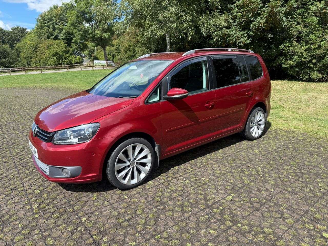 A 2011 VOLKSWAGEN TOURAN 1.6 TDI SE MPV 5dr Diesel Manual Euro 5 (105 ps) A 2011 VOLKSWAGEN TOURAN 1.6 TDI SE MPV 5dr Diesel Manual Euro 5 (105 ps)