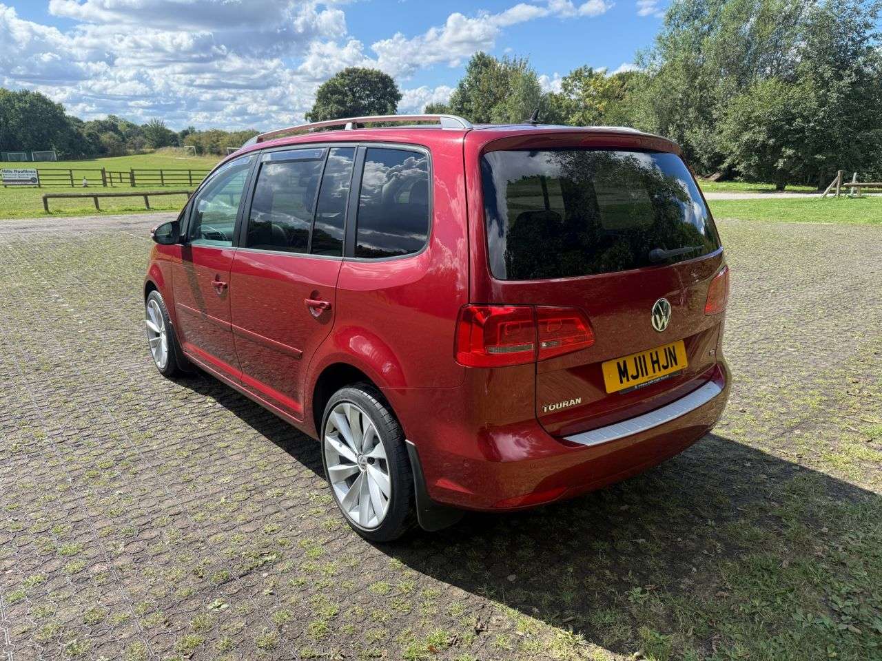 A 2011 VOLKSWAGEN TOURAN 1.6 TDI SE MPV 5dr Diesel Manual Euro 5 (105 ps) A 2011 VOLKSWAGEN TOURAN 1.6 TDI SE MPV 5dr Diesel Manual Euro 5 (105 ps)