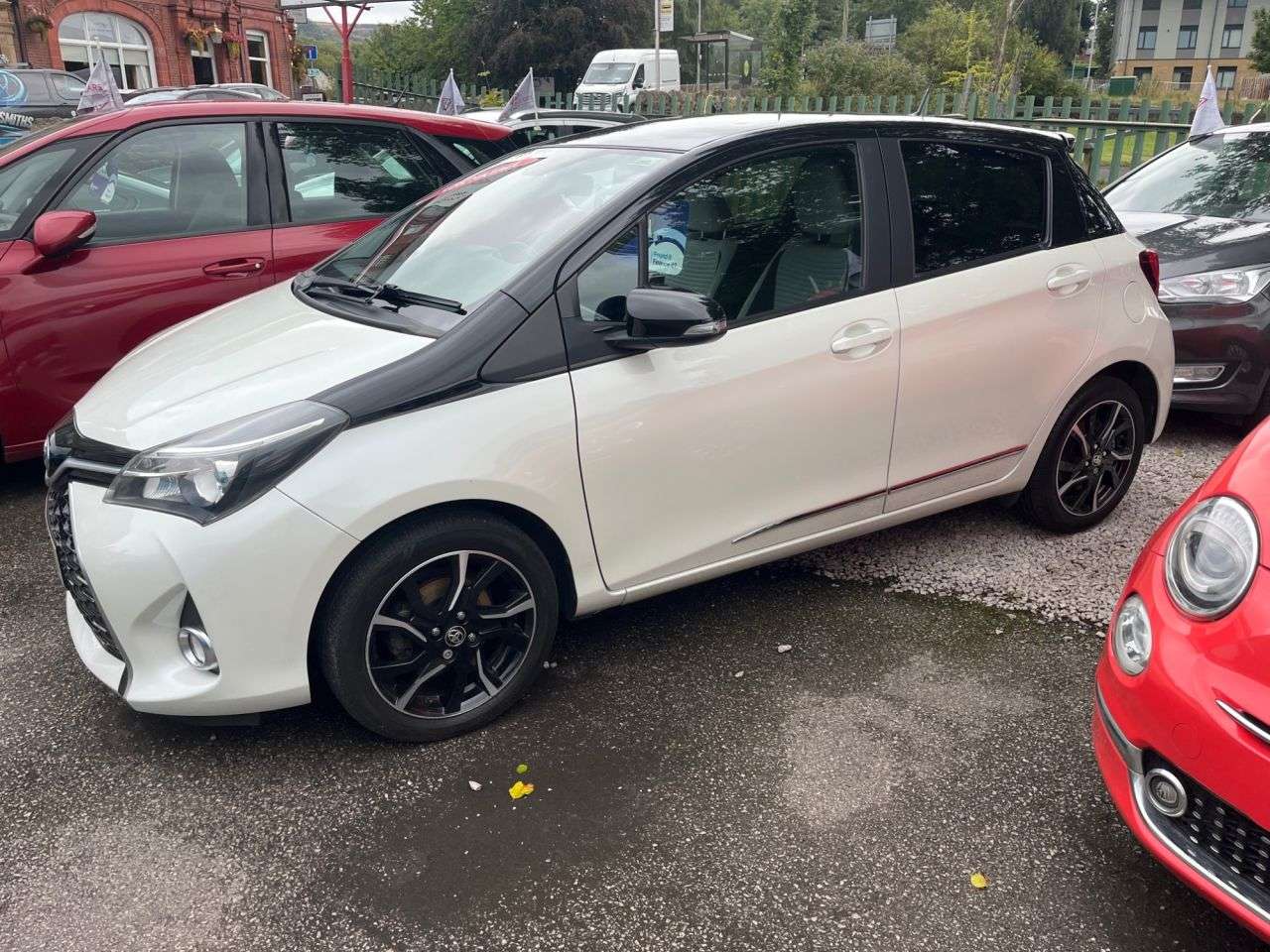 A 2016 TOYOTA YARIS 1.33 Dual VVT-i Design Hatchback 5dr Petrol Manual Euro 6 (99 ps) A 2016 TOYOTA YARIS 1.33 Dual VVT-i Design Hatchback 5dr Petrol Manual Euro 6 (99 ps)