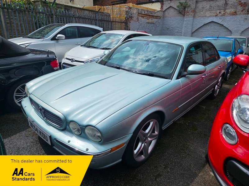 A 2004 JAGUAR XJ 3.0 V6 SE A 2004 JAGUAR XJ 3.0 V6 SE