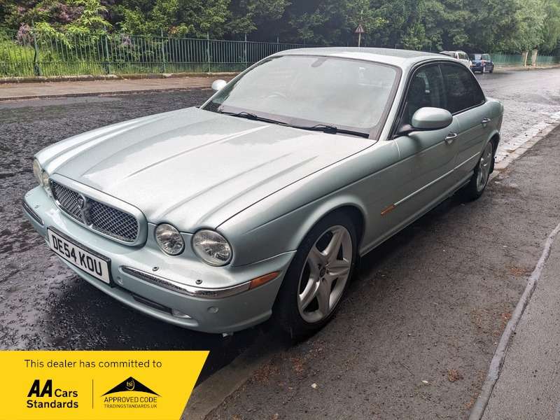 A 2004 JAGUAR XJ 3.0 V6 SE A 2004 JAGUAR XJ 3.0 V6 SE