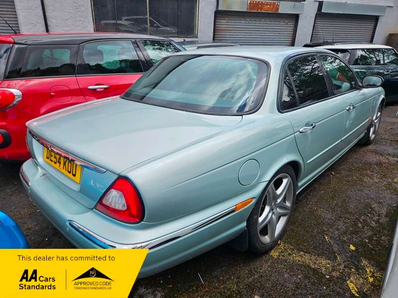 A 2004 JAGUAR XJ 3.0 V6 SE A 2004 JAGUAR XJ 3.0 V6 SE