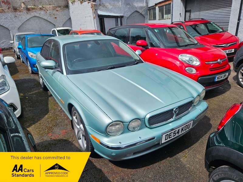 A 2004 JAGUAR XJ 3.0 V6 SE A 2004 JAGUAR XJ 3.0 V6 SE