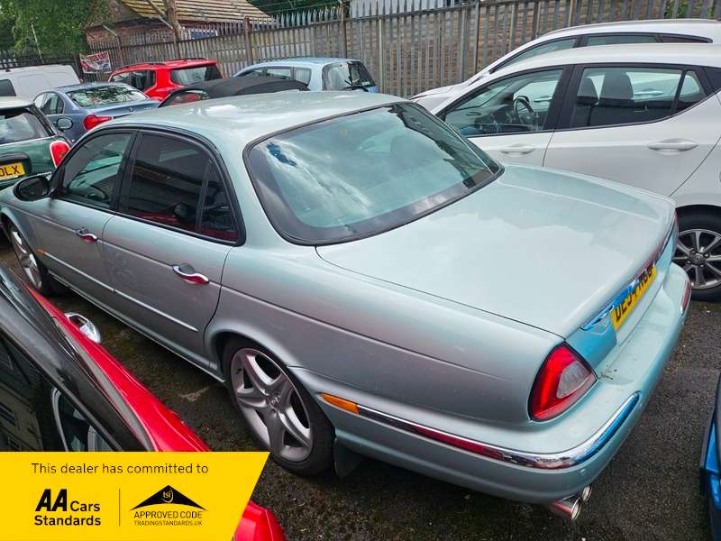 A 2004 JAGUAR XJ 3.0 V6 SE A 2004 JAGUAR XJ 3.0 V6 SE
