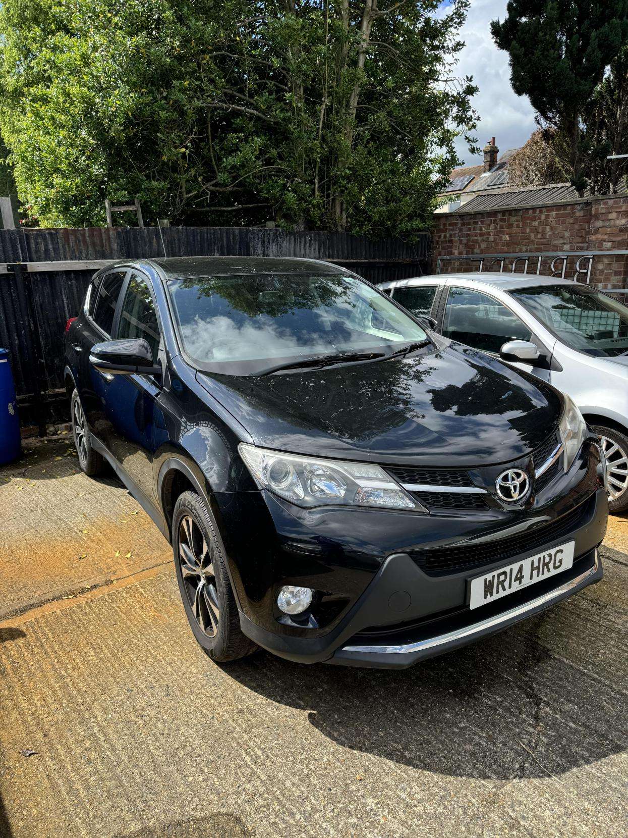 A 2014 TOYOTA RAV4 2.0 D-4D Icon SUV 5dr Diesel Manual 4WD Euro 5 (s/s) (124 ps) A 2014 TOYOTA RAV4 2.0 D-4D Icon SUV 5dr Diesel Manual 4WD Euro 5 (s/s) (124 ps)