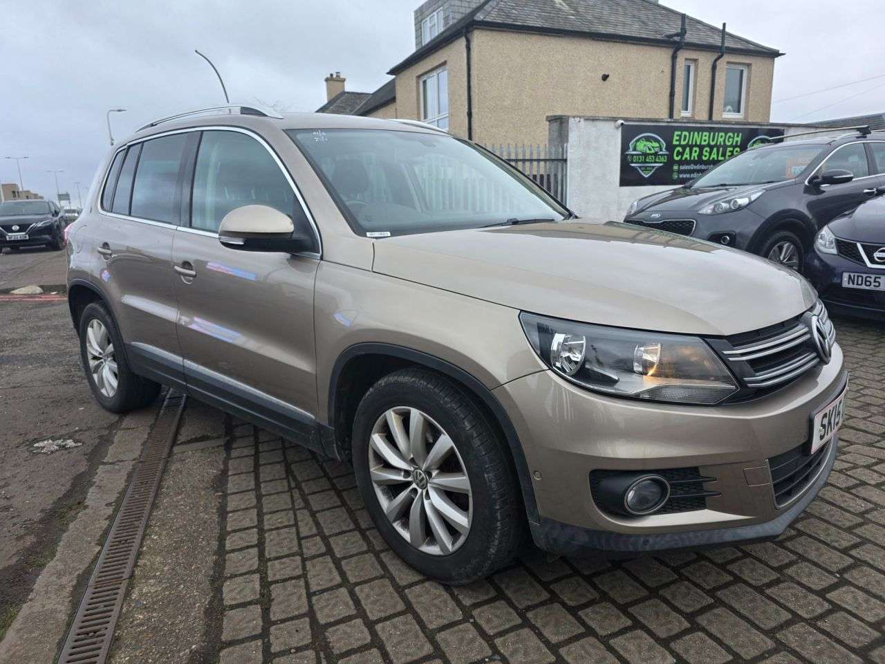 A 2015 VOLKSWAGEN TIGUAN 2.0 TDI BlueMotion Tech Match SUV 5dr Diesel Manual 4WD Euro 5 (s/s) (140 p A 2015 VOLKSWAGEN TIGUAN 2.0 TDI BlueMotion Tech Match SUV 5dr Diesel Manual 4WD Euro 5 (s/s) (140 p