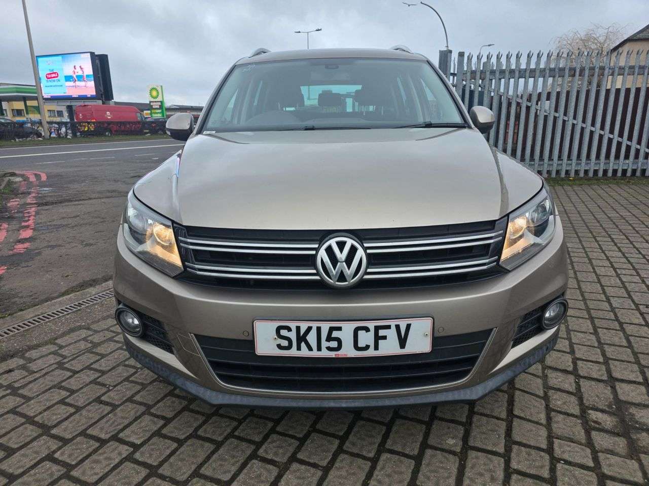 A 2015 VOLKSWAGEN TIGUAN 2.0 TDI BlueMotion Tech Match SUV 5dr Diesel Manual 4WD Euro 5 (s/s) (140 p A 2015 VOLKSWAGEN TIGUAN 2.0 TDI BlueMotion Tech Match SUV 5dr Diesel Manual 4WD Euro 5 (s/s) (140 p