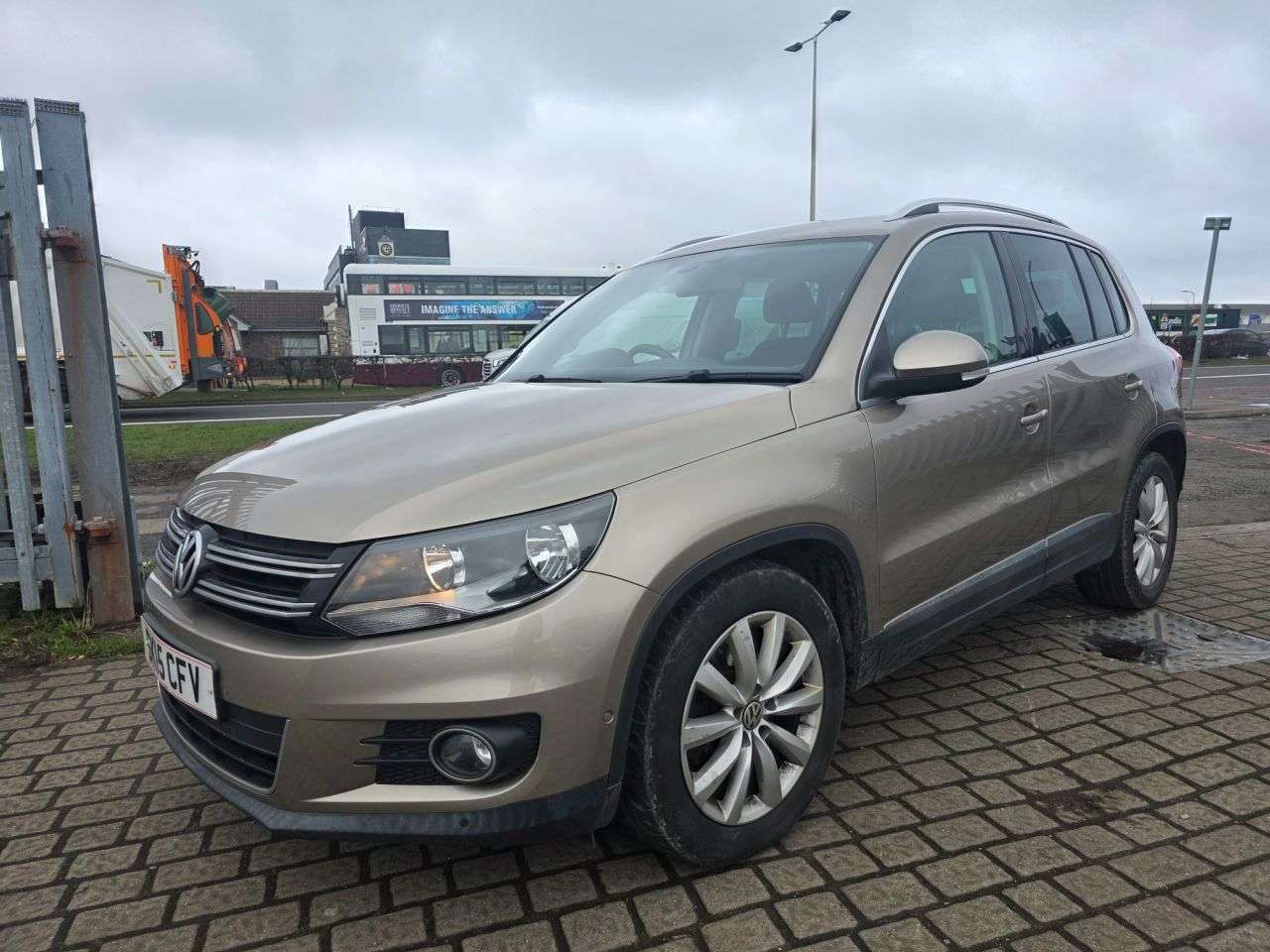 A 2015 VOLKSWAGEN TIGUAN 2.0 TDI BlueMotion Tech Match SUV 5dr Diesel Manual 4WD Euro 5 (s/s) (140 p A 2015 VOLKSWAGEN TIGUAN 2.0 TDI BlueMotion Tech Match SUV 5dr Diesel Manual 4WD Euro 5 (s/s) (140 p