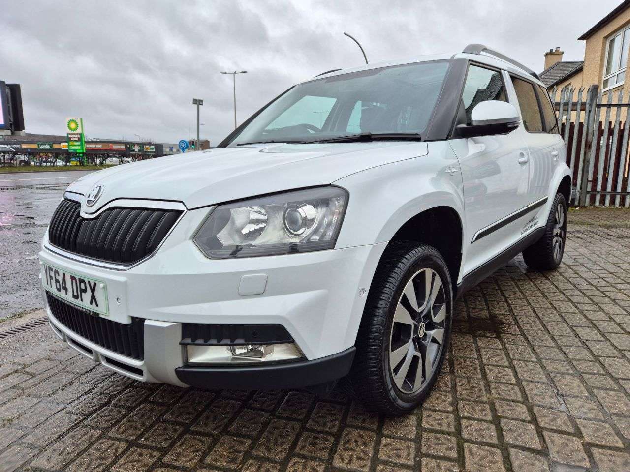 A 2014 SKODA YETI 2.0 TDI Laurin & Klement Outdoor 5dr Diesel DSG 4WD Euro 5 (170 ps) A 2014 SKODA YETI 2.0 TDI Laurin & Klement Outdoor 5dr Diesel DSG 4WD Euro 5 (170 ps)