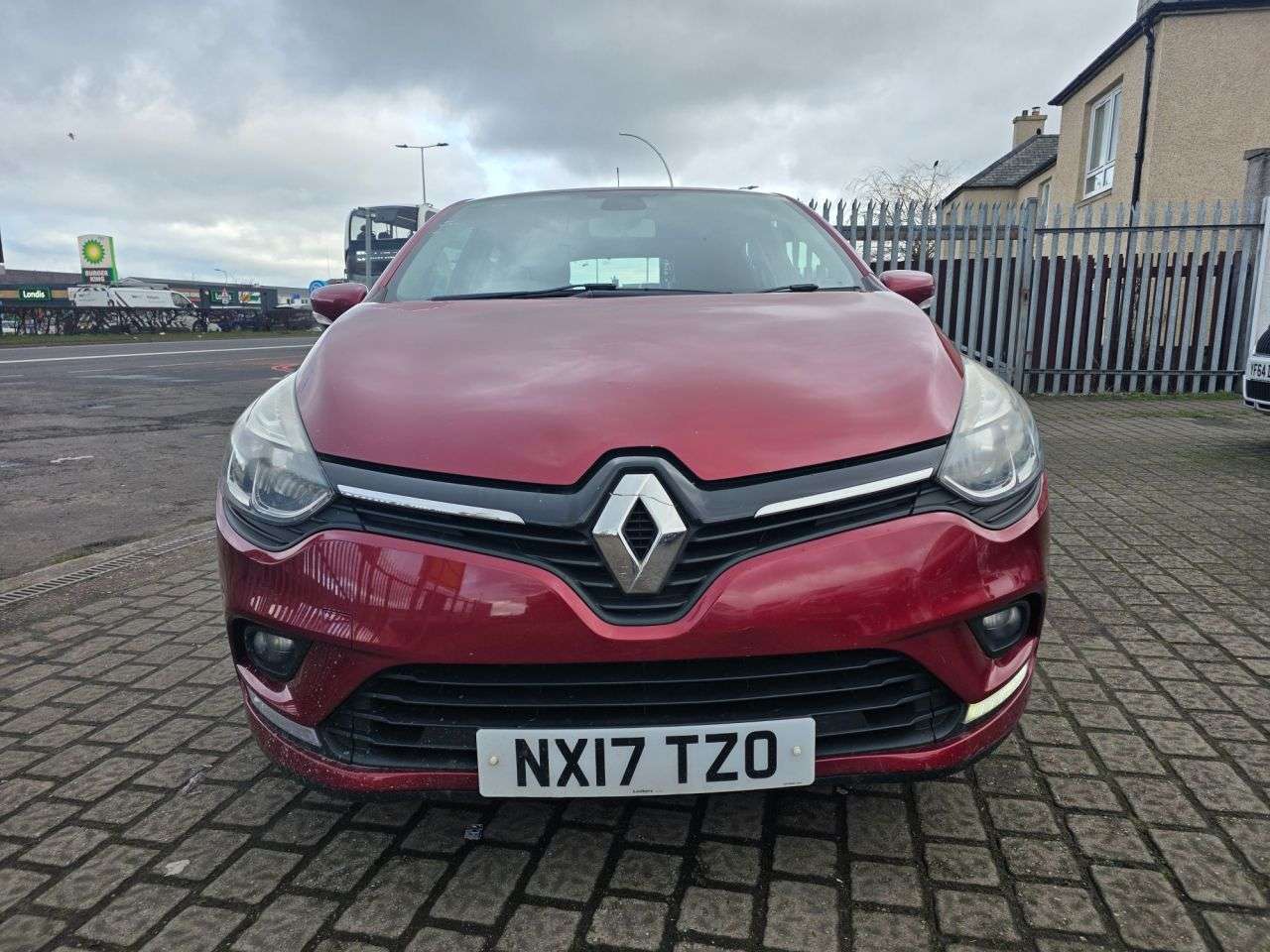 A 2017 RENAULT CLIO 1.2 16V Dynamique Nav Hatchback 5dr Petrol Manual Euro 6 (75 ps) A 2017 RENAULT CLIO 1.2 16V Dynamique Nav Hatchback 5dr Petrol Manual Euro 6 (75 ps)