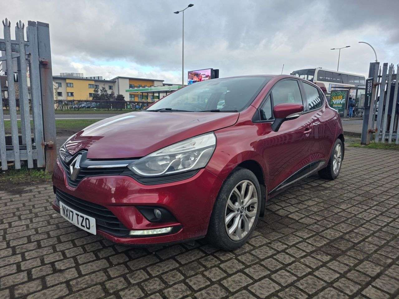 A 2017 RENAULT CLIO 1.2 16V Dynamique Nav Hatchback 5dr Petrol Manual Euro 6 (75 ps) A 2017 RENAULT CLIO 1.2 16V Dynamique Nav Hatchback 5dr Petrol Manual Euro 6 (75 ps)