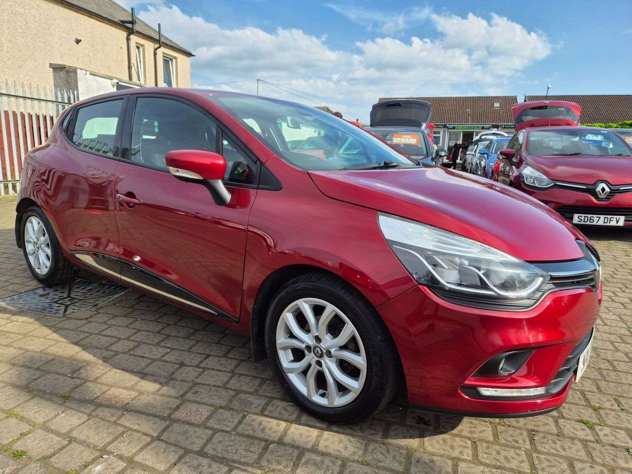 A 2017 RENAULT CLIO 1.2 16V Dynamique Nav Hatchback 5dr Petrol Manual Euro 6 (75 ps) A 2017 RENAULT CLIO 1.2 16V Dynamique Nav Hatchback 5dr Petrol Manual Euro 6 (75 ps)