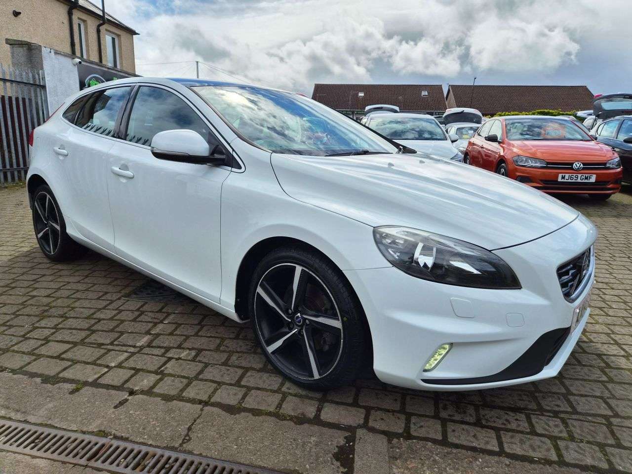 A 2014 VOLVO V40 1.6 T2 R-Design Hatchback 5dr Petrol Manual Euro 5 (s/s) (120 ps) FULL SERV A 2014 VOLVO V40 1.6 T2 R-Design Hatchback 5dr Petrol Manual Euro 5 (s/s) (120 ps) FULL SERV