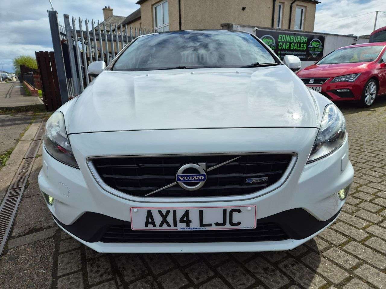 A 2014 VOLVO V40 1.6 T2 R-Design Hatchback 5dr Petrol Manual Euro 5 (s/s) (120 ps) FULL SERV A 2014 VOLVO V40 1.6 T2 R-Design Hatchback 5dr Petrol Manual Euro 5 (s/s) (120 ps) FULL SERV