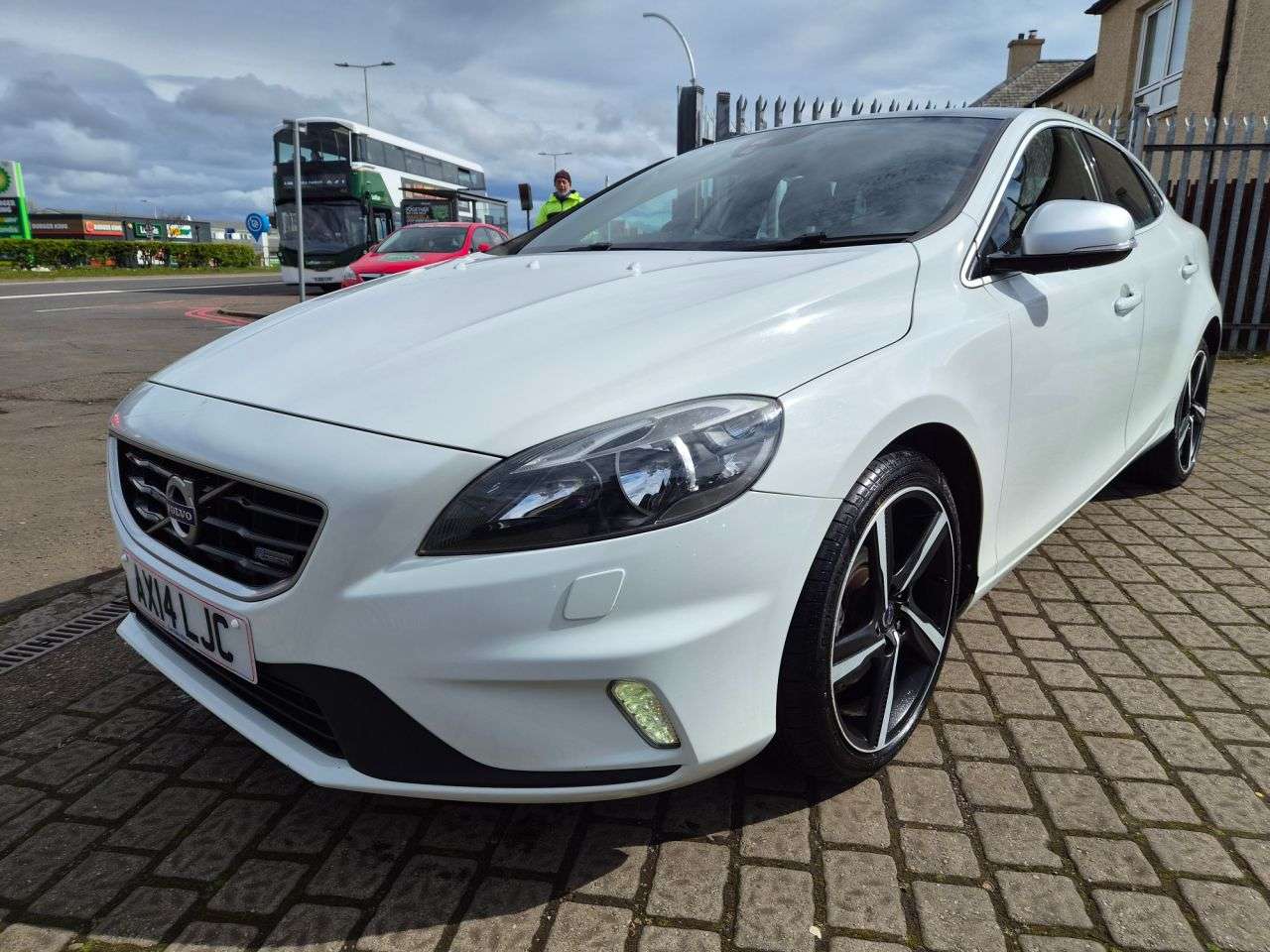 A 2014 VOLVO V40 1.6 T2 R-Design Hatchback 5dr Petrol Manual Euro 5 (s/s) (120 ps) FULL SERV A 2014 VOLVO V40 1.6 T2 R-Design Hatchback 5dr Petrol Manual Euro 5 (s/s) (120 ps) FULL SERV