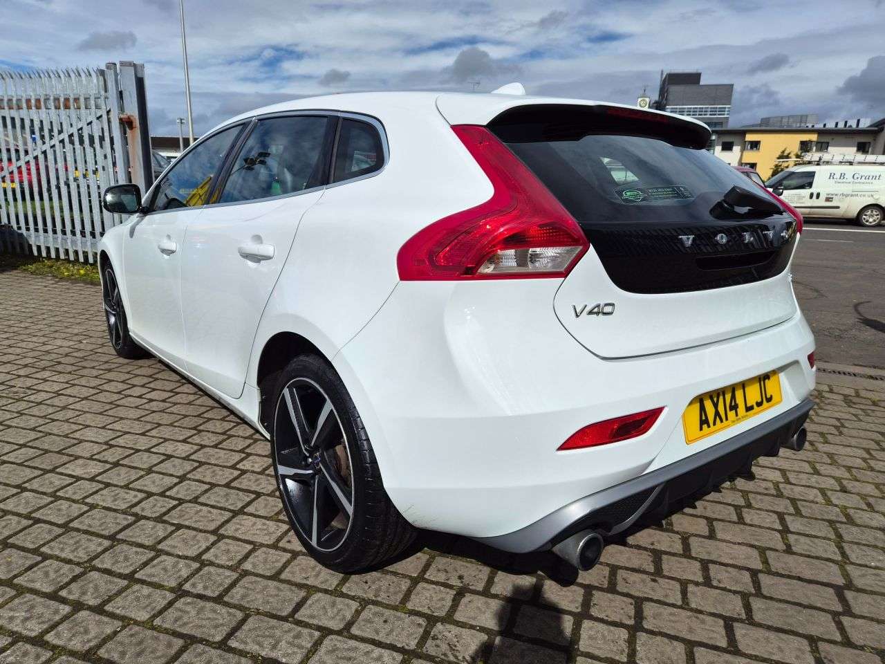 A 2014 VOLVO V40 1.6 T2 R-Design Hatchback 5dr Petrol Manual Euro 5 (s/s) (120 ps) FULL SERV A 2014 VOLVO V40 1.6 T2 R-Design Hatchback 5dr Petrol Manual Euro 5 (s/s) (120 ps) FULL SERV