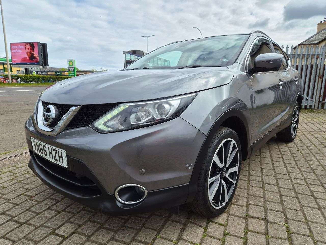 A 2016 NISSAN QASHQAI 1.6 dCi Tekna SUV 5dr Diesel Manual 2WD Euro 6 (s/s) (130 ps) A 2016 NISSAN QASHQAI 1.6 dCi Tekna SUV 5dr Diesel Manual 2WD Euro 6 (s/s) (130 ps)
