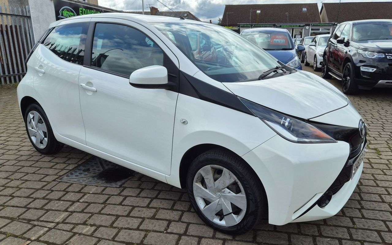 A 2015 TOYOTA AYGO 1.0 VVT-i x-play Hatchback 5dr Petrol Manual Euro 5 Euro 5 (68 ps) A 2015 TOYOTA AYGO 1.0 VVT-i x-play Hatchback 5dr Petrol Manual Euro 5 Euro 5 (68 ps)