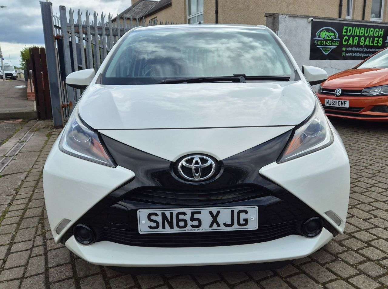 A 2015 TOYOTA AYGO 1.0 VVT-i x-play Hatchback 5dr Petrol Manual Euro 5 Euro 5 (68 ps) A 2015 TOYOTA AYGO 1.0 VVT-i x-play Hatchback 5dr Petrol Manual Euro 5 Euro 5 (68 ps)
