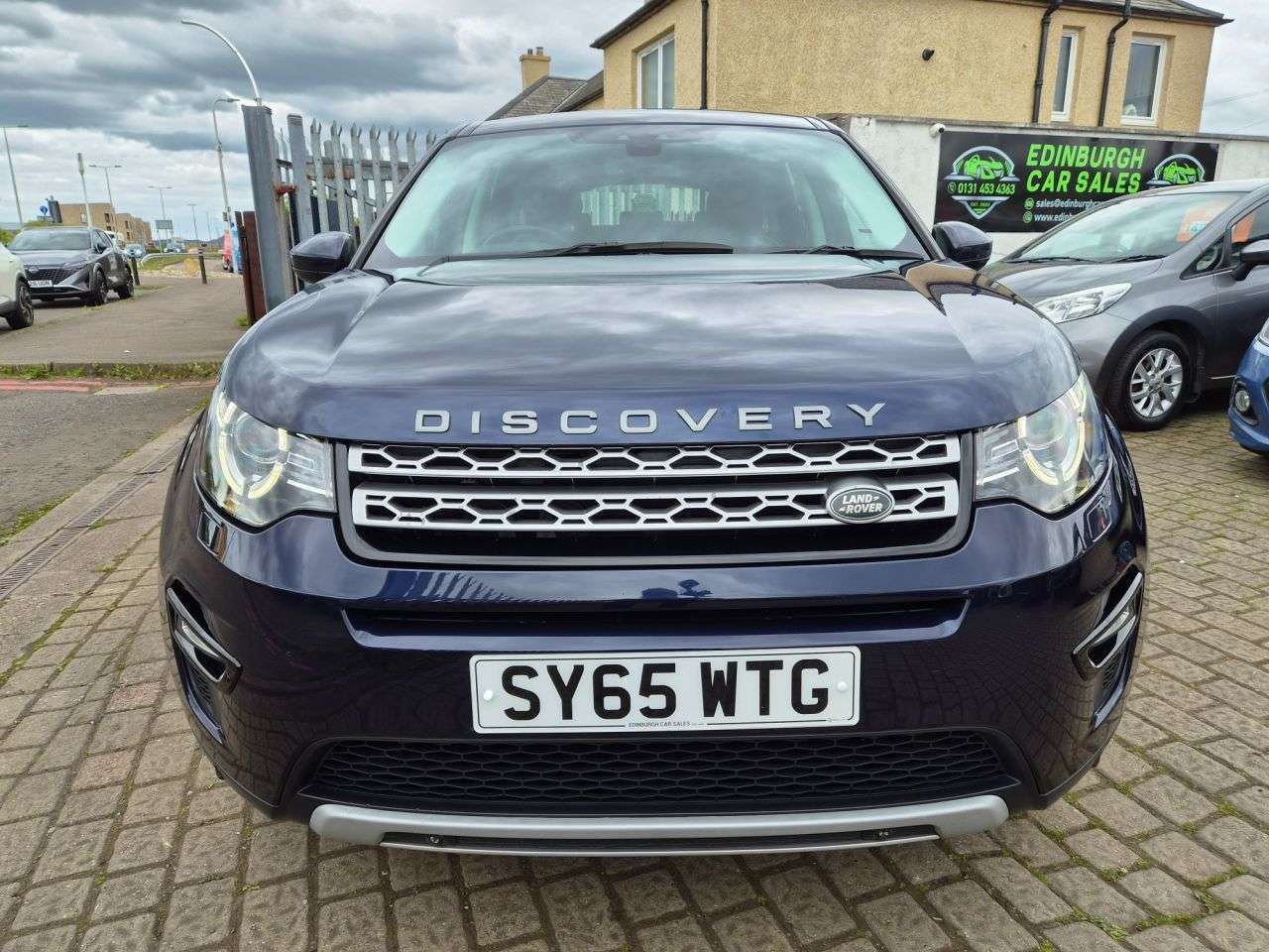 A 2015 LAND ROVER DISCOVERY SPORT 2.0 TD4 HSE SUV 5dr Diesel Manual 4WD Euro 6 (s/s) (180 ps) A 2015 LAND ROVER DISCOVERY SPORT 2.0 TD4 HSE SUV 5dr Diesel Manual 4WD Euro 6 (s/s) (180 ps)