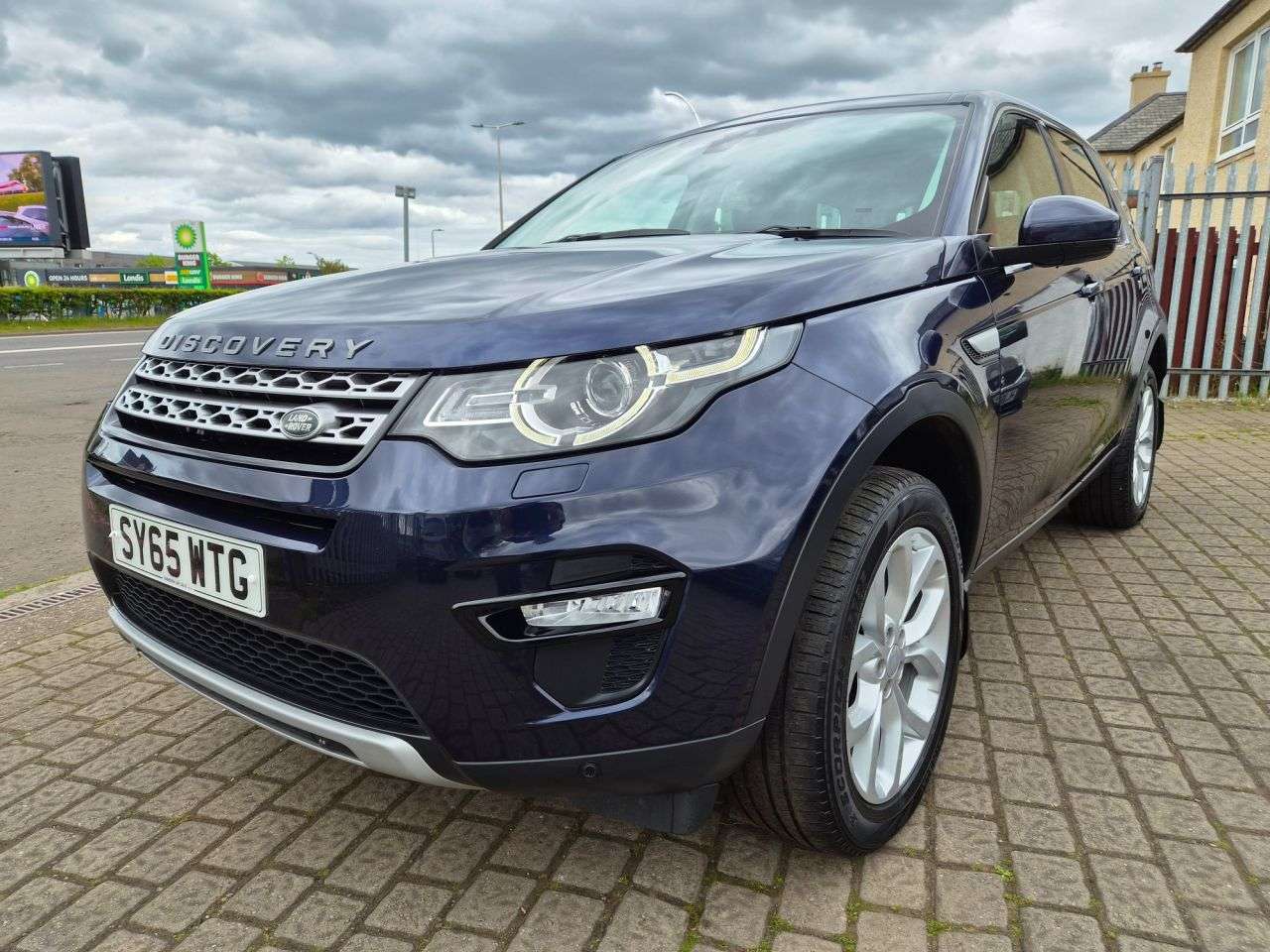 A 2015 LAND ROVER DISCOVERY SPORT 2.0 TD4 HSE SUV 5dr Diesel Manual 4WD Euro 6 (s/s) (180 ps) A 2015 LAND ROVER DISCOVERY SPORT 2.0 TD4 HSE SUV 5dr Diesel Manual 4WD Euro 6 (s/s) (180 ps)