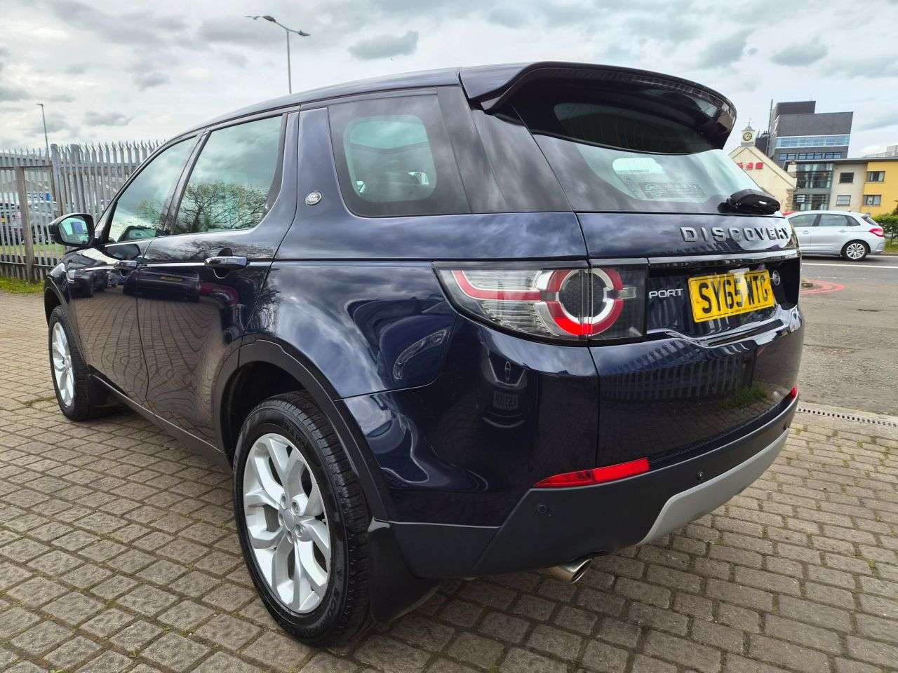 A 2015 LAND ROVER DISCOVERY SPORT 2.0 TD4 HSE SUV 5dr Diesel Manual 4WD Euro 6 (s/s) (180 ps) A 2015 LAND ROVER DISCOVERY SPORT 2.0 TD4 HSE SUV 5dr Diesel Manual 4WD Euro 6 (s/s) (180 ps)