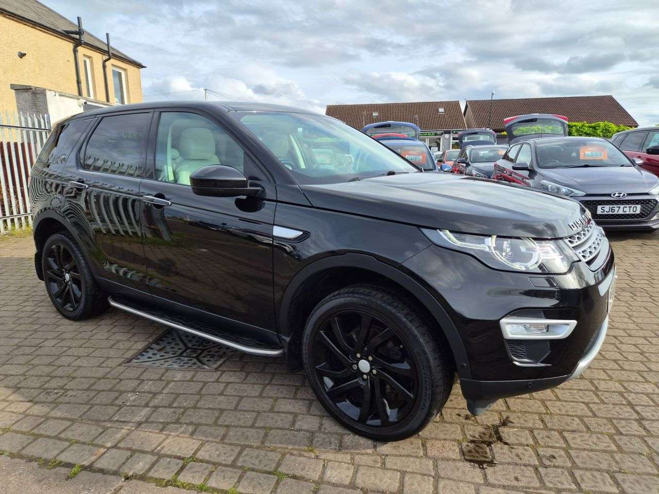 A 2016 LAND ROVER DISCOVERY SPORT 2.0 TD4 HSE Luxury SUV 5dr Diesel Auto 4WD Euro 6 (s/s) (180 ps) A 2016 LAND ROVER DISCOVERY SPORT 2.0 TD4 HSE Luxury SUV 5dr Diesel Auto 4WD Euro 6 (s/s) (180 ps)