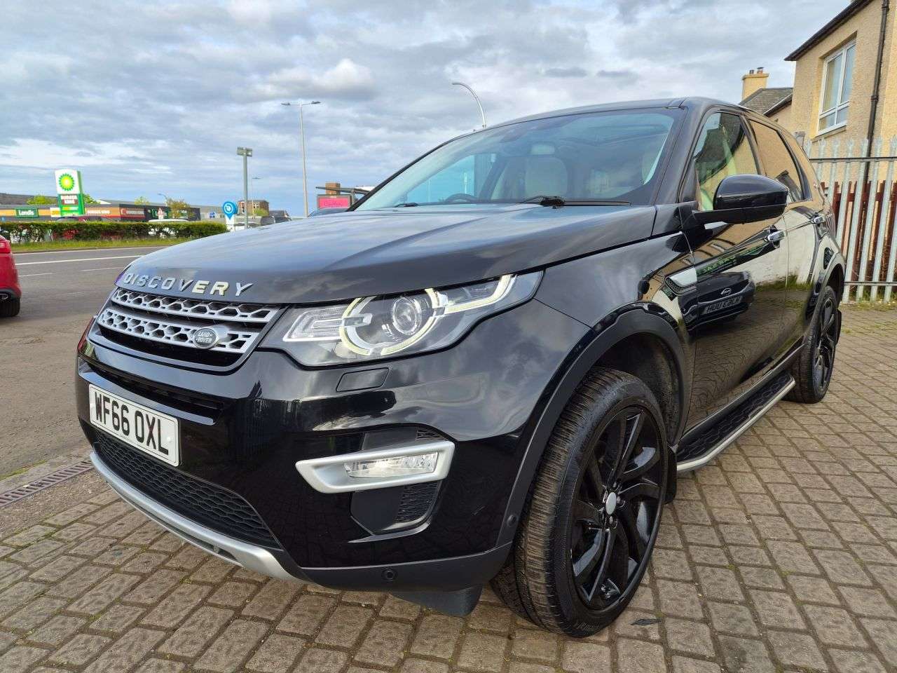 A 2016 LAND ROVER DISCOVERY SPORT 2.0 TD4 HSE Luxury SUV 5dr Diesel Auto 4WD Euro 6 (s/s) (180 ps) A 2016 LAND ROVER DISCOVERY SPORT 2.0 TD4 HSE Luxury SUV 5dr Diesel Auto 4WD Euro 6 (s/s) (180 ps)