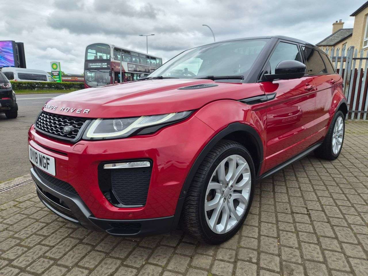 A 2018 LAND ROVER RANGE ROVER EVOQUE 2.0 SD4 HSE Dynamic SUV 5dr Diesel Auto 4WD Euro 6 (s/s) (240 ps) A 2018 LAND ROVER RANGE ROVER EVOQUE 2.0 SD4 HSE Dynamic SUV 5dr Diesel Auto 4WD Euro 6 (s/s) (240 ps)