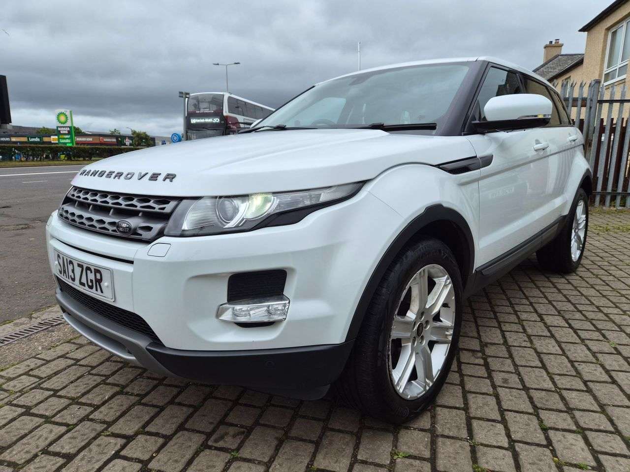 A 2013 LAND ROVER RANGE ROVER EVOQUE 2.2 SD4 Pure SUV 5dr Diesel Manual 4WD Euro 5 (s/s) (190 ps) A 2013 LAND ROVER RANGE ROVER EVOQUE 2.2 SD4 Pure SUV 5dr Diesel Manual 4WD Euro 5 (s/s) (190 ps)