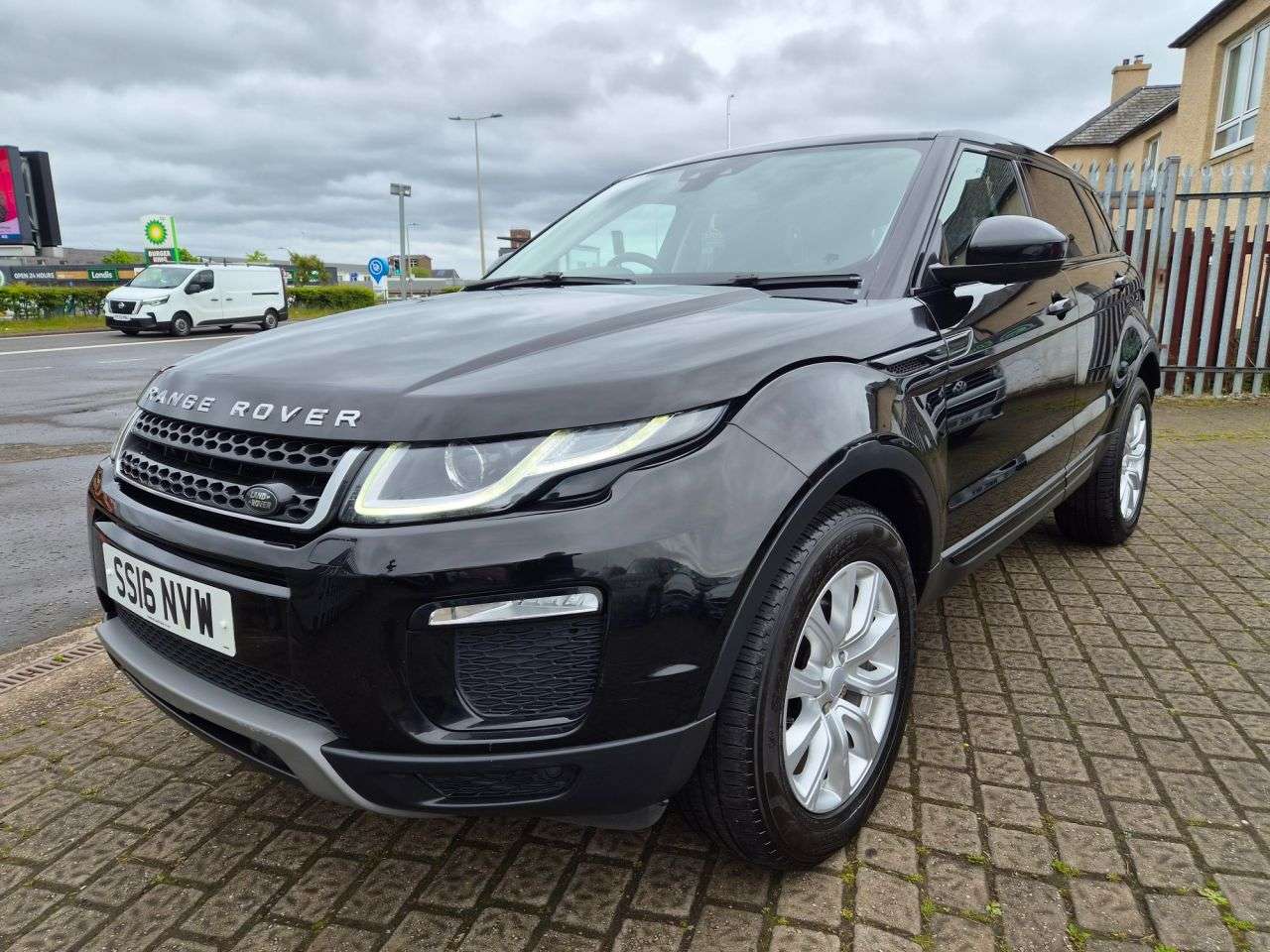 A 2016 LAND ROVER RANGE ROVER EVOQUE 2.0 TD4 SE Tech SUV 5dr Diesel Auto 4WD Euro 6 (s/s) (180 ps) A 2016 LAND ROVER RANGE ROVER EVOQUE 2.0 TD4 SE Tech SUV 5dr Diesel Auto 4WD Euro 6 (s/s) (180 ps)