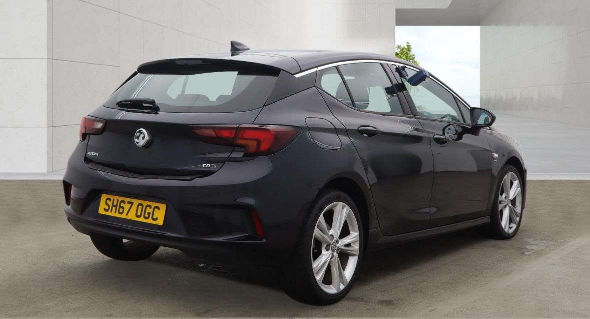 A 2017 VAUXHALL ASTRA 1.6 CDTi ecoTEC BlueInjection SRi VX Line Nav Hatchback 5dr Diesel Manual E A 2017 VAUXHALL ASTRA 1.6 CDTi ecoTEC BlueInjection SRi VX Line Nav Hatchback 5dr Diesel Manual E