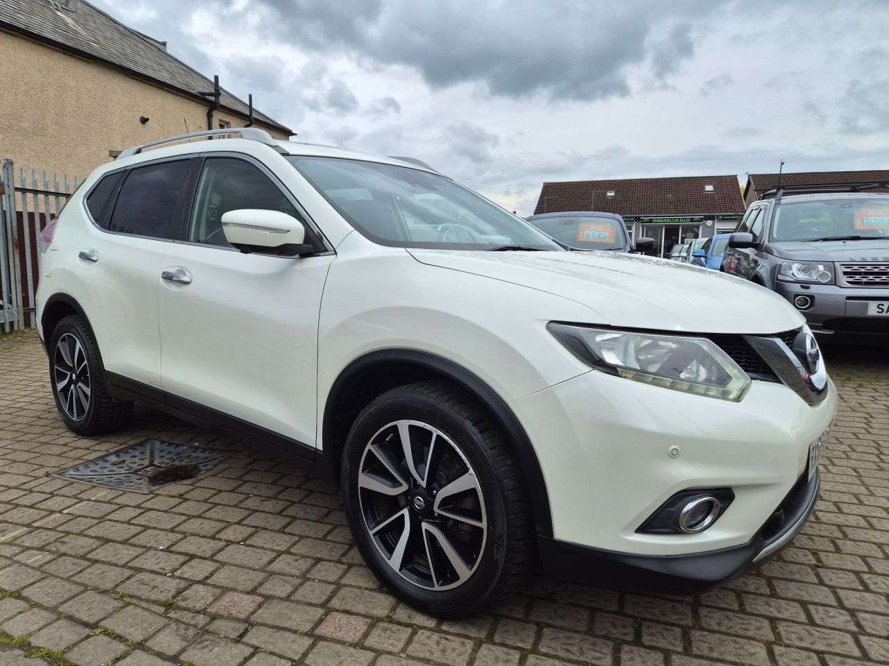 A 2015 NISSAN X-TRAIL 1.6 A 2015 NISSAN X-TRAIL 1.6