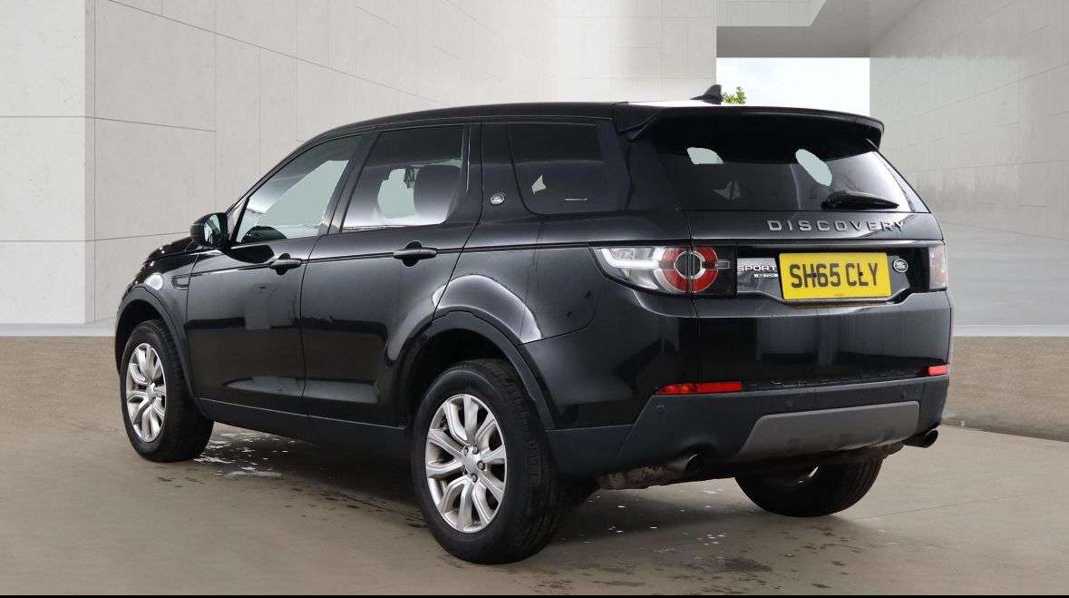 A 2015 LAND ROVER DISCOVERY SPORT 2.0 TD4 SE SUV 5dr Diesel Auto 4WD Euro 6 (s/s) (180 ps) A 2015 LAND ROVER DISCOVERY SPORT 2.0 TD4 SE SUV 5dr Diesel Auto 4WD Euro 6 (s/s) (180 ps)