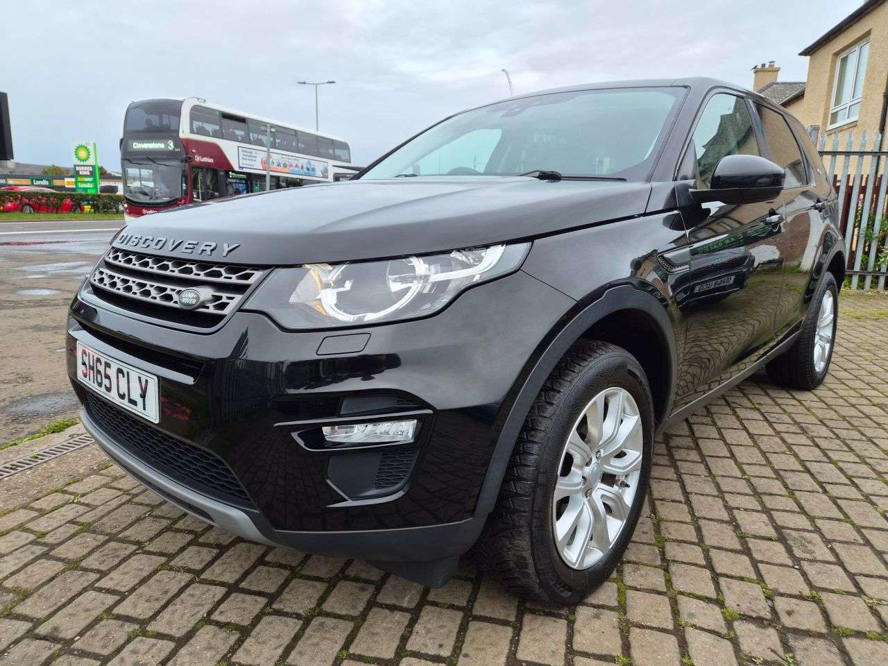 A 2015 LAND ROVER DISCOVERY SPORT 2.0 TD4 SE SUV 5dr Diesel Auto 4WD Euro 6 (s/s) (180 ps) A 2015 LAND ROVER DISCOVERY SPORT 2.0 TD4 SE SUV 5dr Diesel Auto 4WD Euro 6 (s/s) (180 ps)
