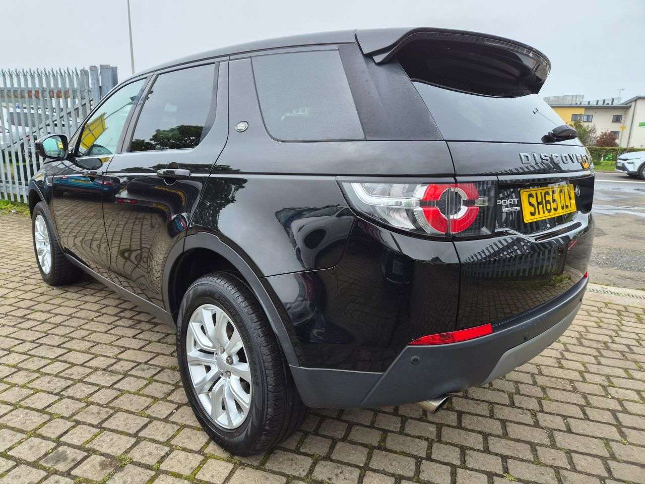 A 2015 LAND ROVER DISCOVERY SPORT 2.0 TD4 SE SUV 5dr Diesel Auto 4WD Euro 6 (s/s) (180 ps) A 2015 LAND ROVER DISCOVERY SPORT 2.0 TD4 SE SUV 5dr Diesel Auto 4WD Euro 6 (s/s) (180 ps)