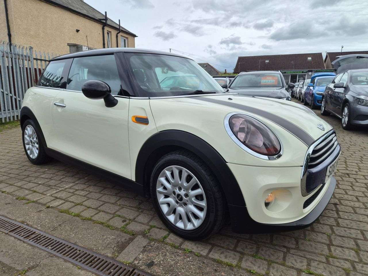 A 2016 MINI HATCH 1.5 Cooper Hatchback 3dr Petrol Manual Euro 6 (s/s) (136 ps) A 2016 MINI HATCH 1.5 Cooper Hatchback 3dr Petrol Manual Euro 6 (s/s) (136 ps)