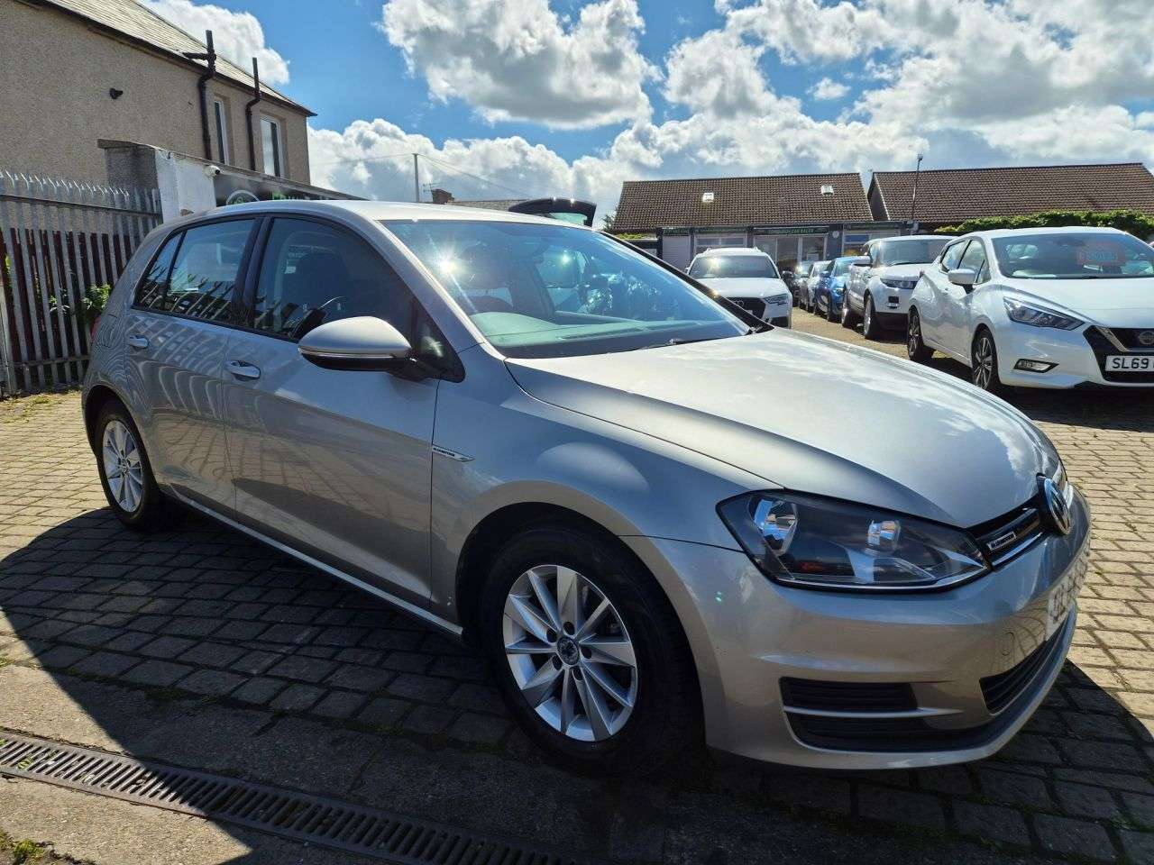 A 2015 VOLKSWAGEN GOLF 1.6 TDI BlueMotion Hatchback 5dr Diesel Manual Euro 5 (s/s) (110 ps) A 2015 VOLKSWAGEN GOLF 1.6 TDI BlueMotion Hatchback 5dr Diesel Manual Euro 5 (s/s) (110 ps)