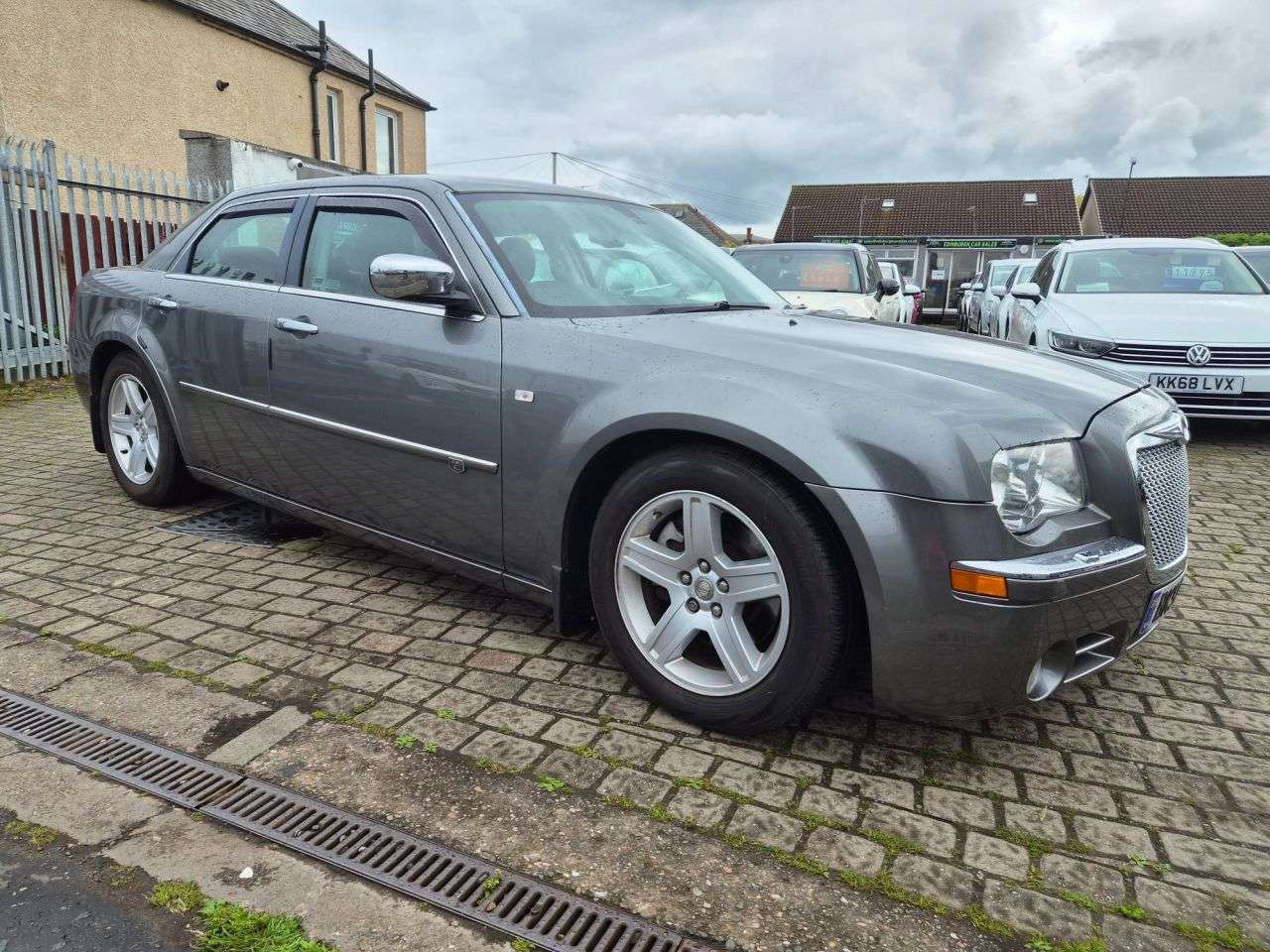 A 2009 CHRYSLER 300C 3.0 CRD V6 LUX Saloon 4dr Diesel Automatic (215 g/km, 218 bhp) A 2009 CHRYSLER 300C 3.0 CRD V6 LUX Saloon 4dr Diesel Automatic (215 g/km, 218 bhp)