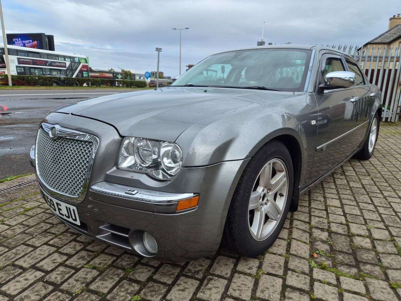 A 2009 CHRYSLER 300C 3.0 CRD V6 LUX Saloon 4dr Diesel Automatic (215 g/km, 218 bhp) A 2009 CHRYSLER 300C 3.0 CRD V6 LUX Saloon 4dr Diesel Automatic (215 g/km, 218 bhp)