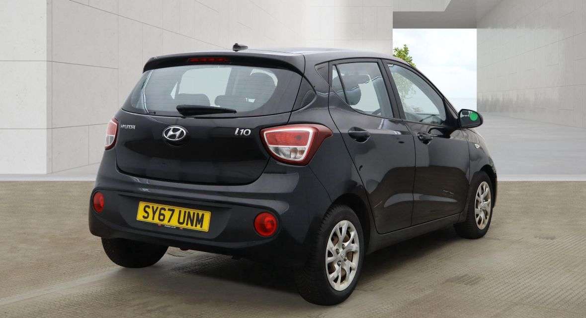 A 2017 HYUNDAI I10 1.2 SE Hatchback 5dr Petrol Manual Euro 6 (87 ps) A 2017 HYUNDAI I10 1.2 SE Hatchback 5dr Petrol Manual Euro 6 (87 ps)