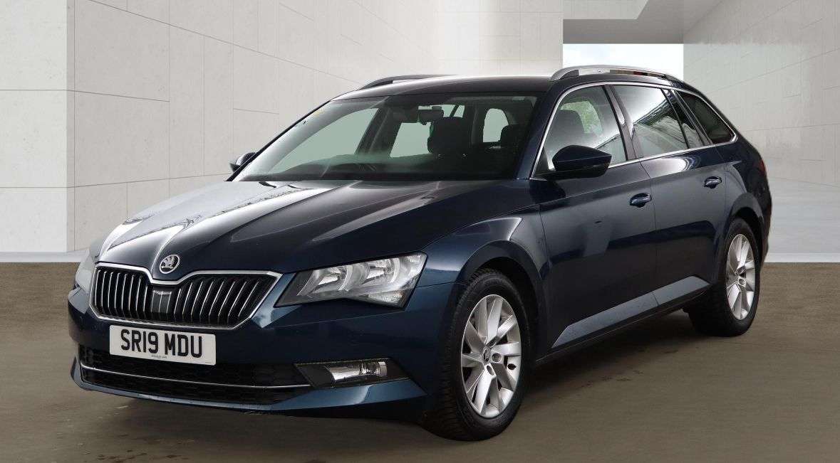 A 2019 SKODA SUPERB 2.0 TDI SE Estate 5dr Diesel Manual 4WD Euro 6 (s/s) (150 ps) A 2019 SKODA SUPERB 2.0 TDI SE Estate 5dr Diesel Manual 4WD Euro 6 (s/s) (150 ps)