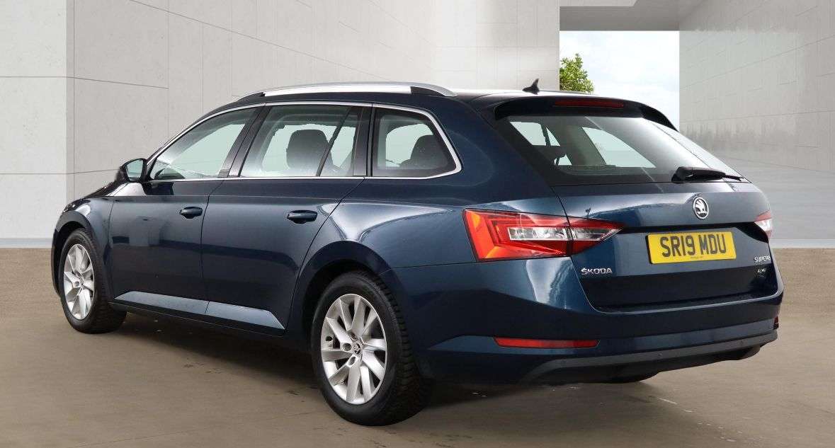 A 2019 SKODA SUPERB 2.0 TDI SE Estate 5dr Diesel Manual 4WD Euro 6 (s/s) (150 ps) A 2019 SKODA SUPERB 2.0 TDI SE Estate 5dr Diesel Manual 4WD Euro 6 (s/s) (150 ps)