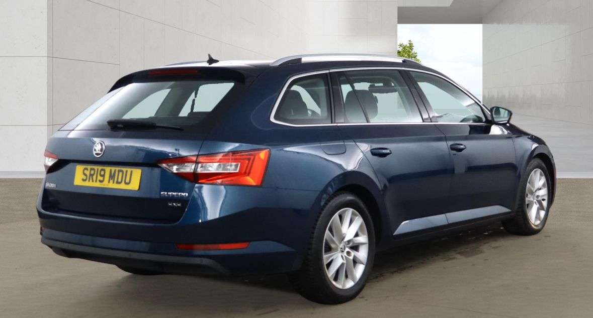 A 2019 SKODA SUPERB 2.0 TDI SE Estate 5dr Diesel Manual 4WD Euro 6 (s/s) (150 ps) A 2019 SKODA SUPERB 2.0 TDI SE Estate 5dr Diesel Manual 4WD Euro 6 (s/s) (150 ps)