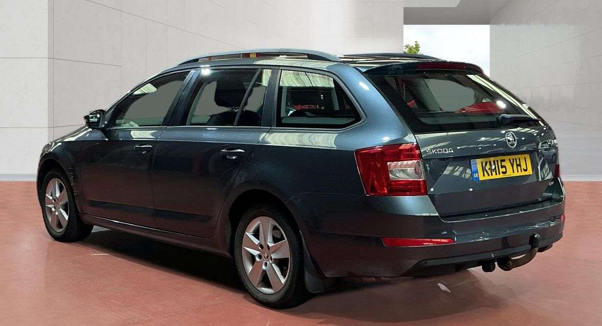 A 2015 SKODA OCTAVIA 1.6 TDI SE Estate 5dr Diesel Manual 4WD Euro 5 (s/s) (105 ps) A 2015 SKODA OCTAVIA 1.6 TDI SE Estate 5dr Diesel Manual 4WD Euro 5 (s/s) (105 ps)