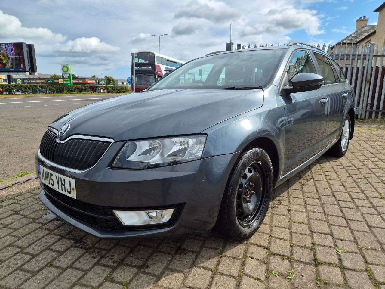 A 2015 SKODA OCTAVIA 1.6 TDI SE Estate 5dr Diesel Manual 4WD Euro 5 (s/s) (105 ps) A 2015 SKODA OCTAVIA 1.6 TDI SE Estate 5dr Diesel Manual 4WD Euro 5 (s/s) (105 ps)
